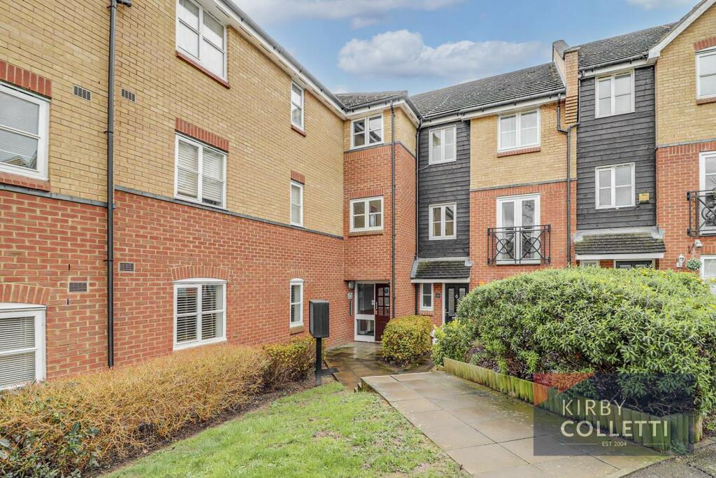 2 bedroom apartment for sale in Plomer Avenue, Hoddesdon, Hertfordshire