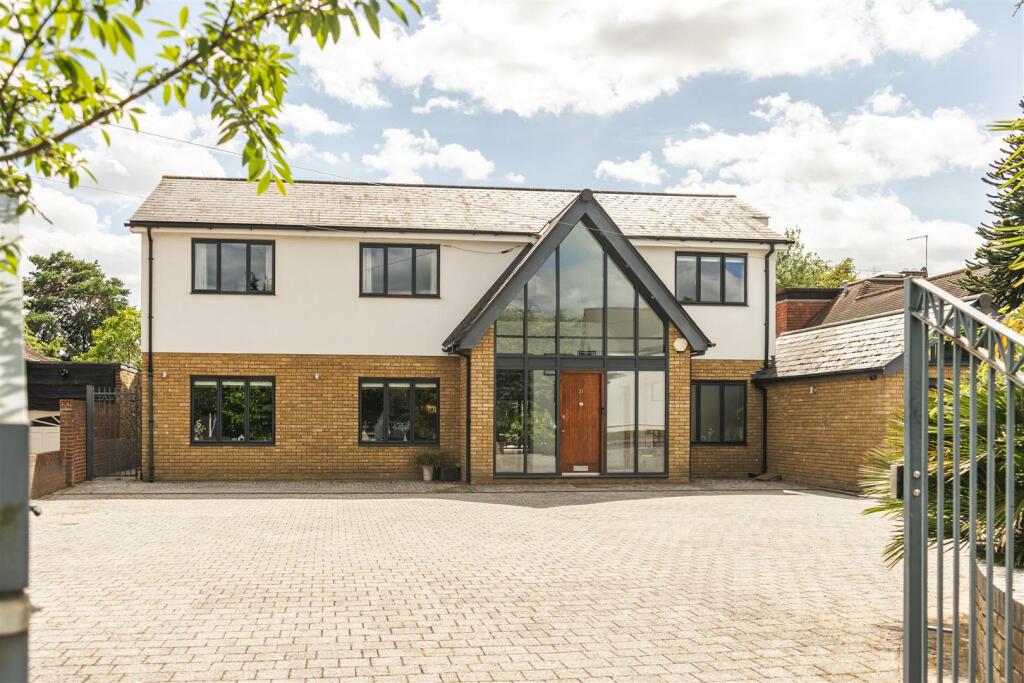 5 bedroom detached house for sale in Carnaby Road, Broxbourne, EN10