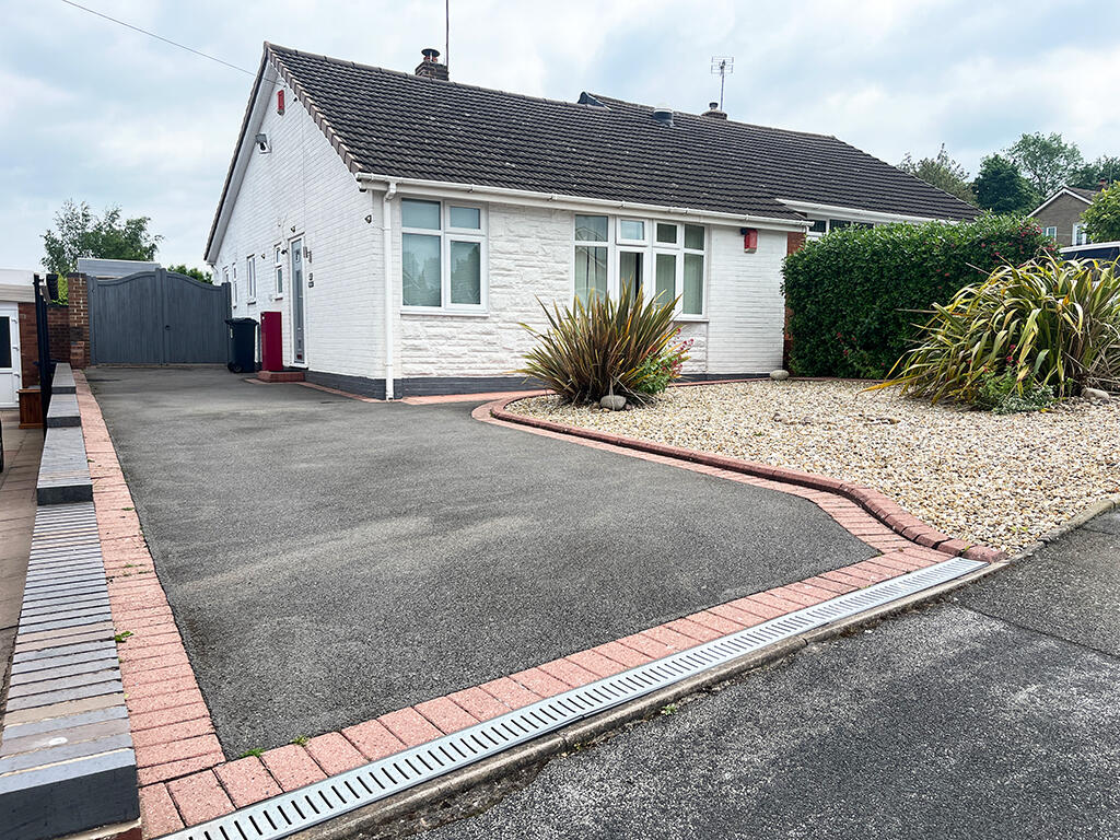 3 bedroom semidetached bungalow for sale in Daffodil Road, South