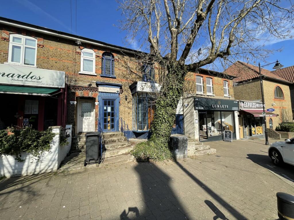 Main image of property: 47 Queens Road, Buckhurst Hill, IG9 5BU
