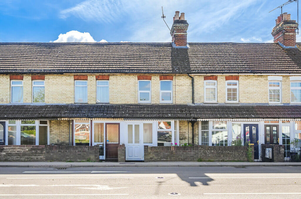 2 bedroom terraced house for sale in Wrecclesham Road, Farnham, Surrey, GU9