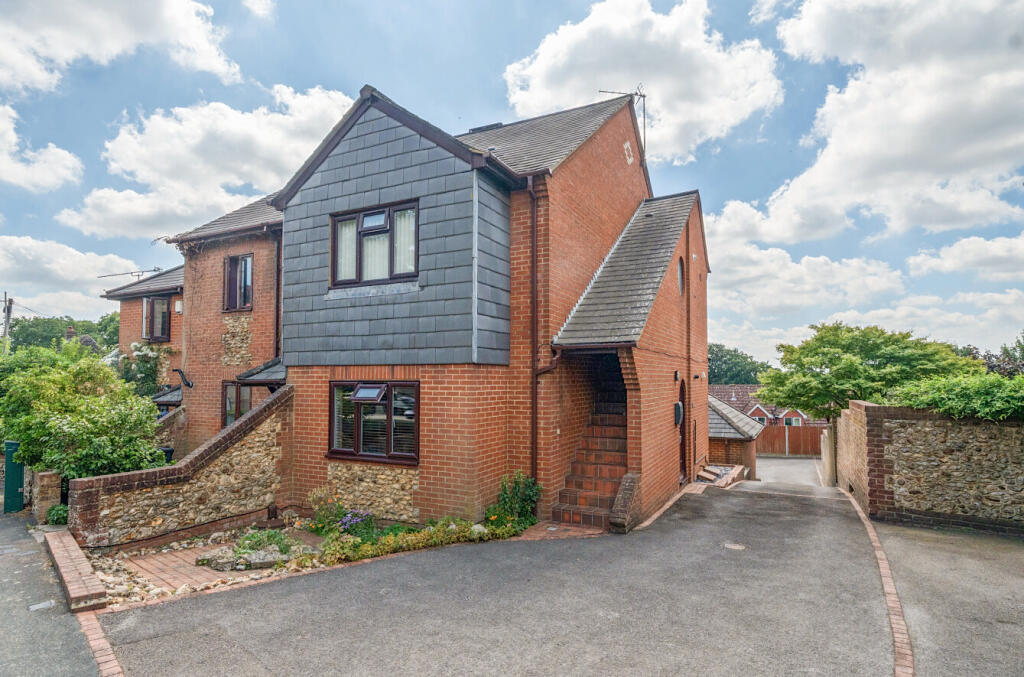 Main image of property: The Queen, 77 Upper Hale Road, Farnham