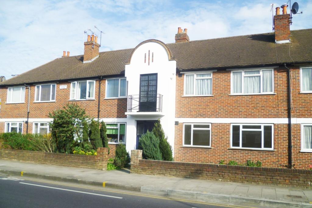 2 bedroom ground floor flat for rent in West Barnes Lane, Raynes Park