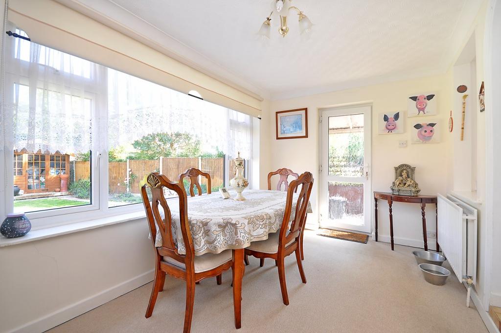 3 bedroom semidetached bungalow for sale in Pear Trees, Ingrave