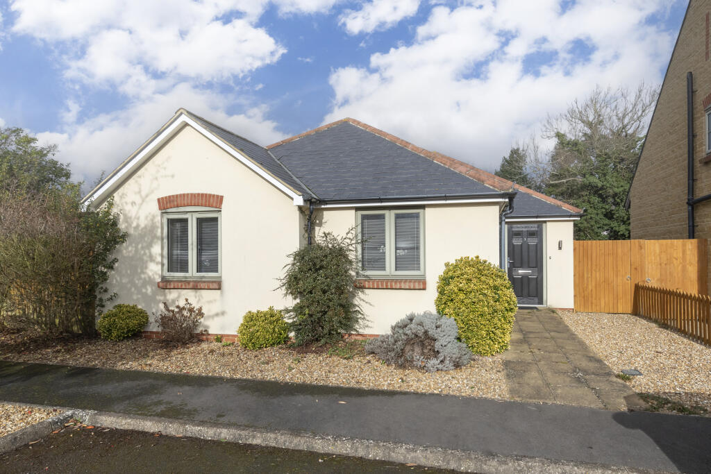 3 bedroom bungalow for sale in Carterton, OX18
