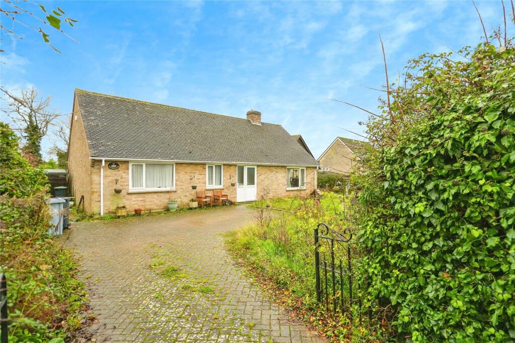 4 bedroom bungalow for sale in Swinbrook Road, Carterton, Oxfordshire, OX18