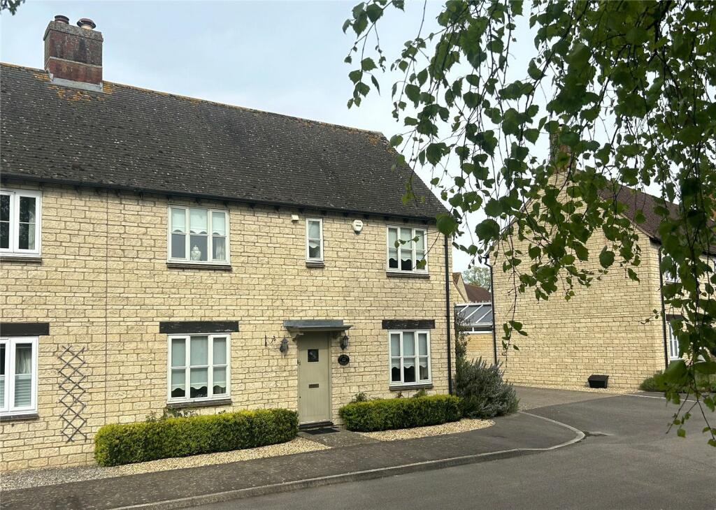 3 bedroom semidetached house for sale in Hawthorn Drive, Bradwell