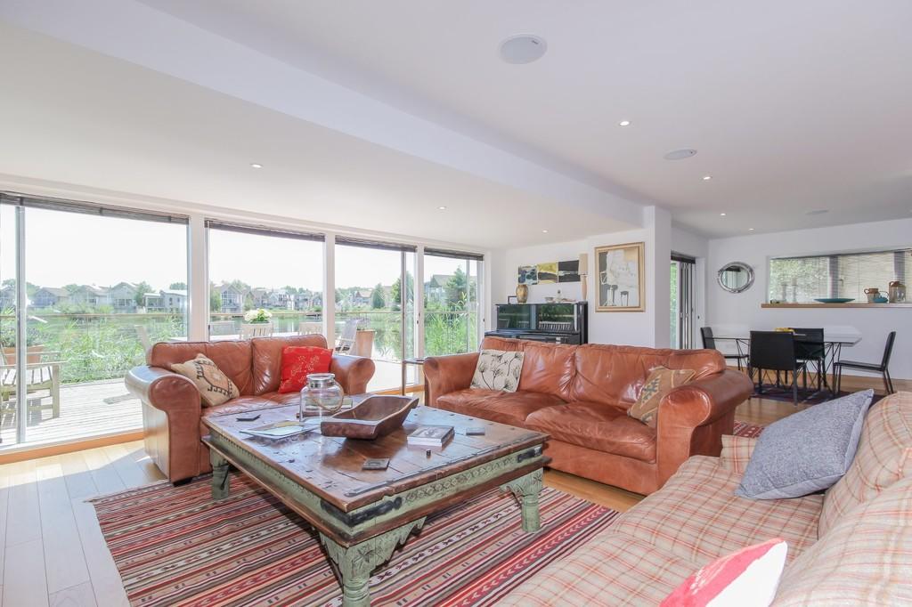 Lower Mill Estate,Lounge