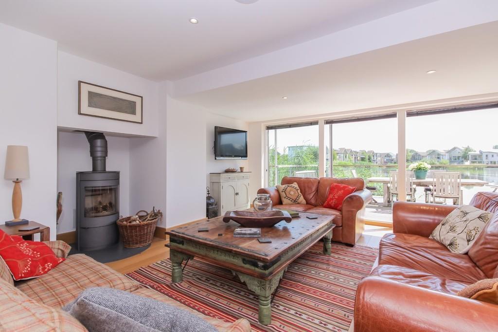 Lower Mill Estate,Lounge