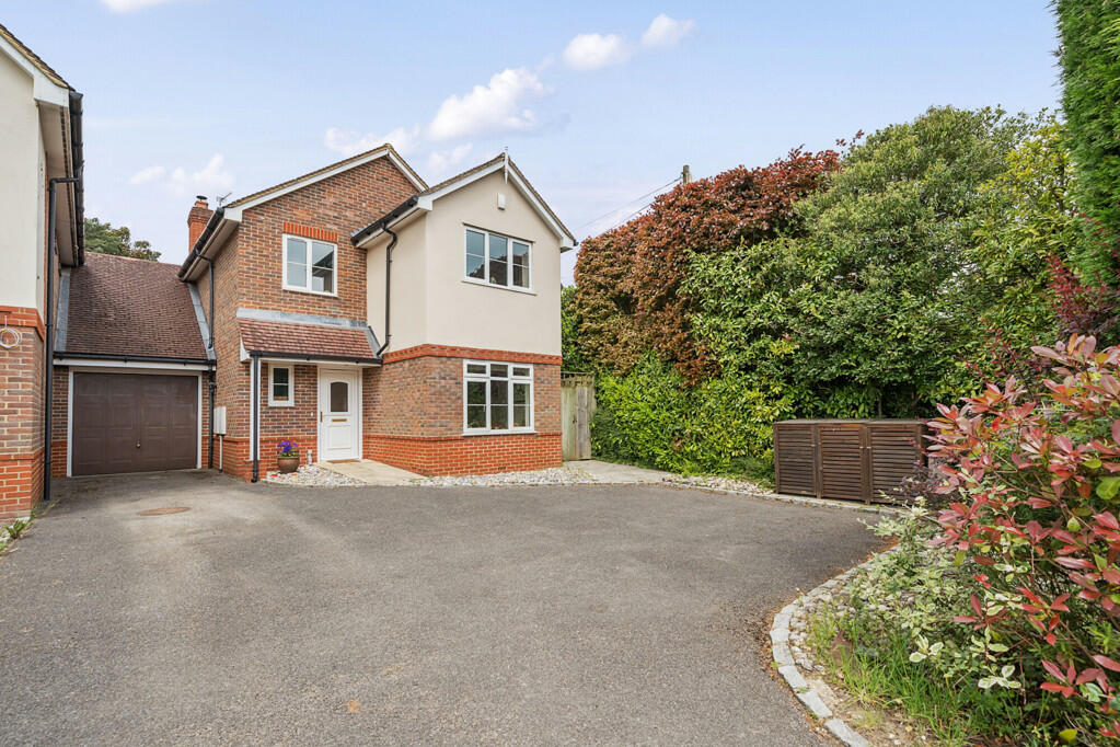4 bedroom link detached house for sale in Criss Grove, Chalfont St. Peter, Gerrards Cross, SL9
