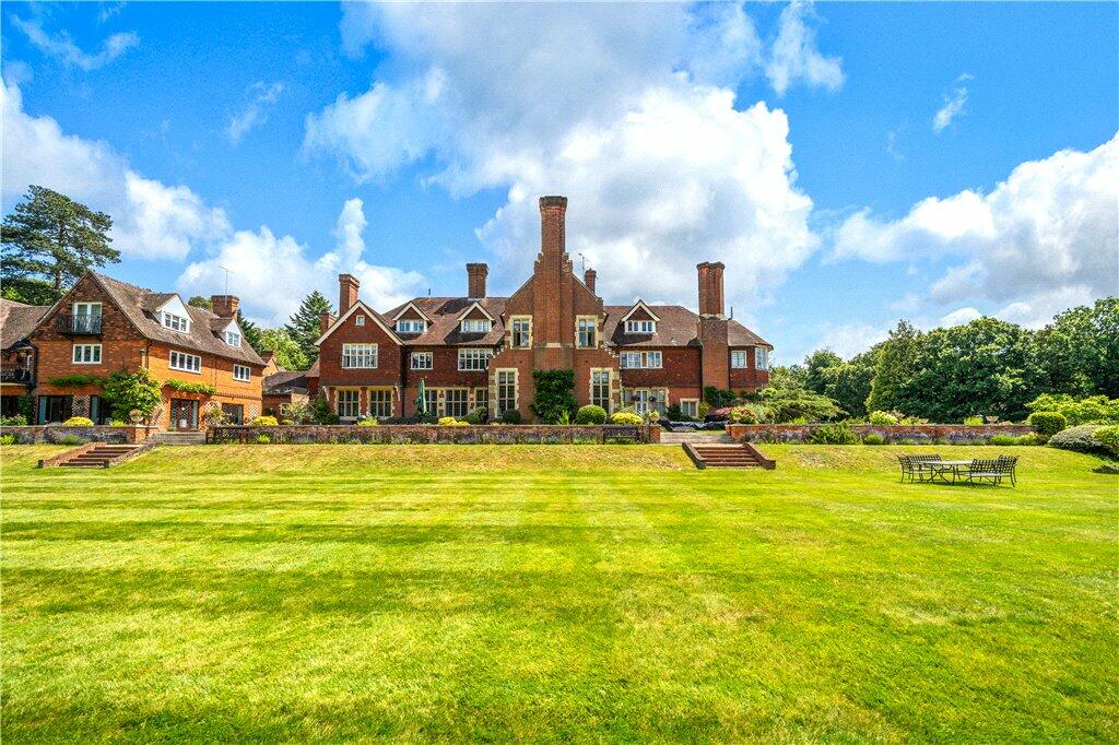 2 bedroom apartment for sale in Framewood Road, Stoke Poges, SL2