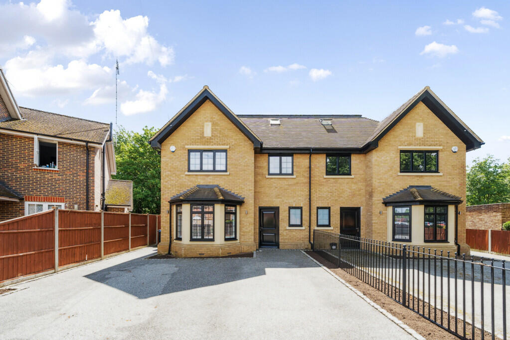 4 bedroom semidetached house for sale in Gaviots Close, Gerrards Cross