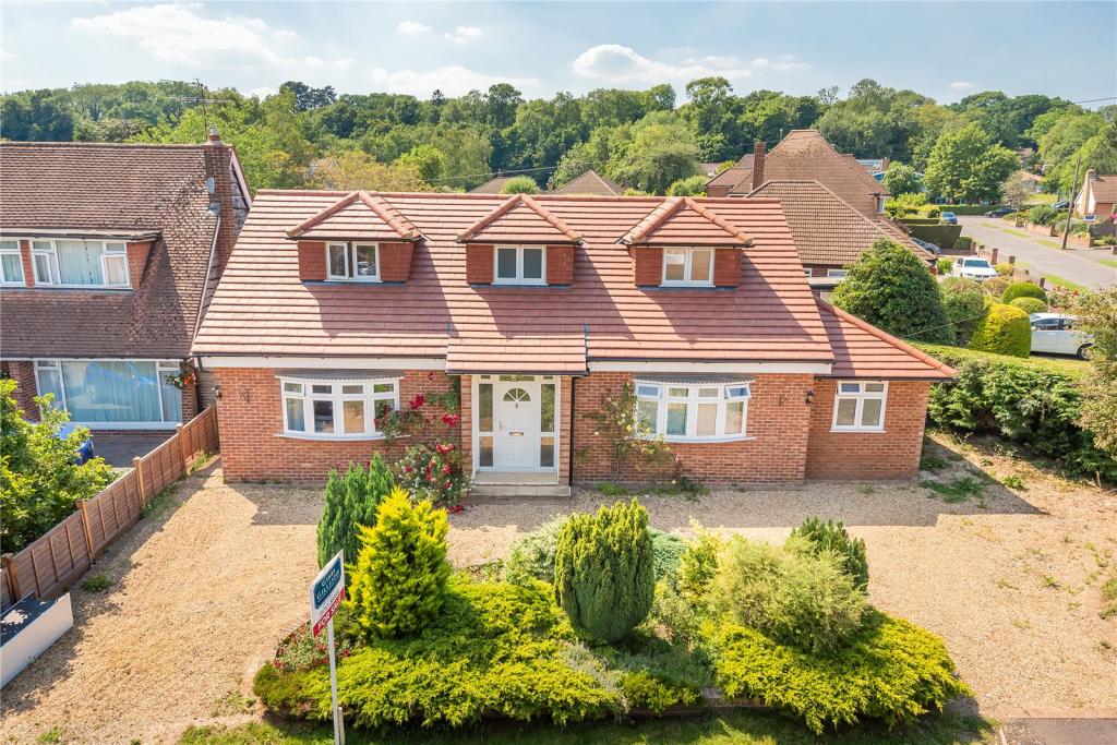 4 bedroom detached house for sale in Penn Drive, Denham Green