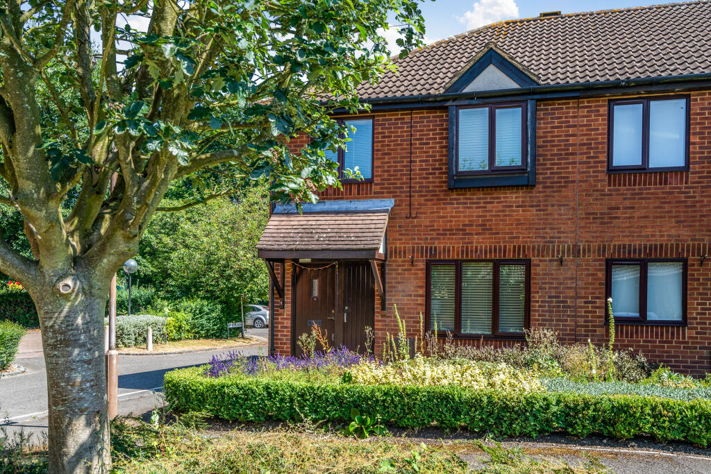 3 bedroom end of terrace house for rent in Darlington Close, Amersham, HP6