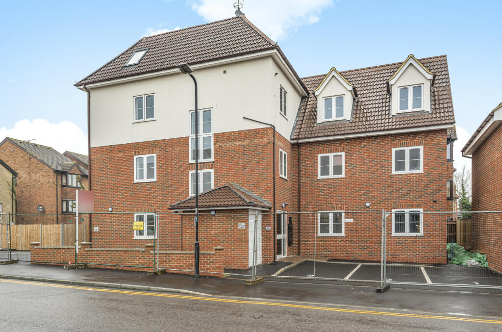 3 bedroom apartment for rent in St Pauls Avenue, Slough SL2 5EX, SL2