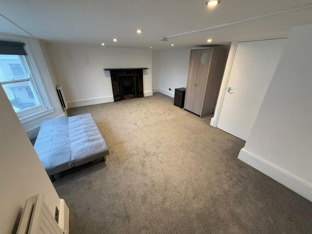 Additional property image - Clarence Square, Brighton