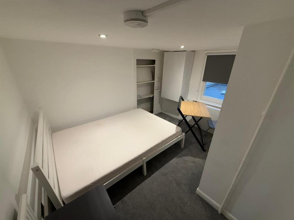 Additional property image - 1, 22 Clarence Square, Brighton