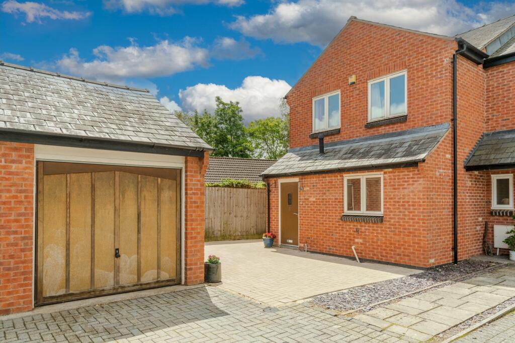 3 bedroom end of terrace house for sale in Croft Court, Cirencester