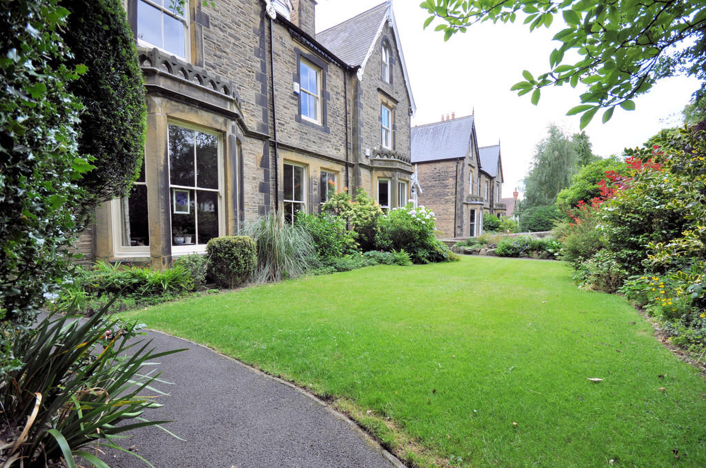 6 bedroom semidetached house for sale in Graham Road, Sheffield, S10