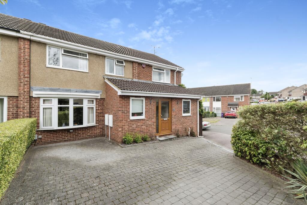 4 bedroom semidetached house for sale in Orchard Way, Knebworth