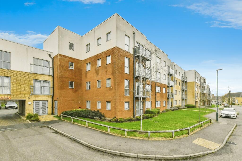 2 bedroom flat for sale in Admiral Drive, Stevenage, Hertfordshire, SG1