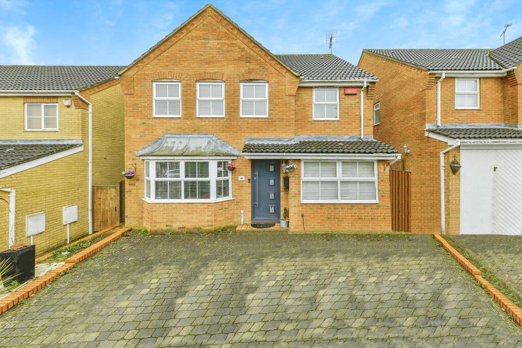 4 bedroom detached house for sale in Sparrow Drive, Stevenage