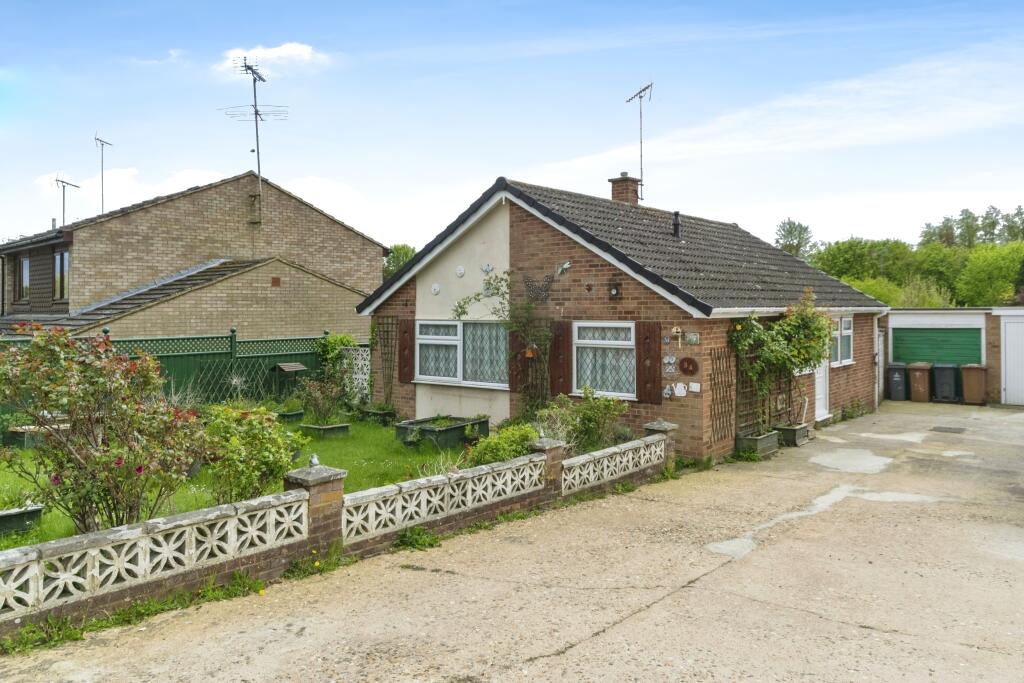 2 bedroom bungalow for sale in Hazelmere Road, Stevenage, Hertfordshire, SG2