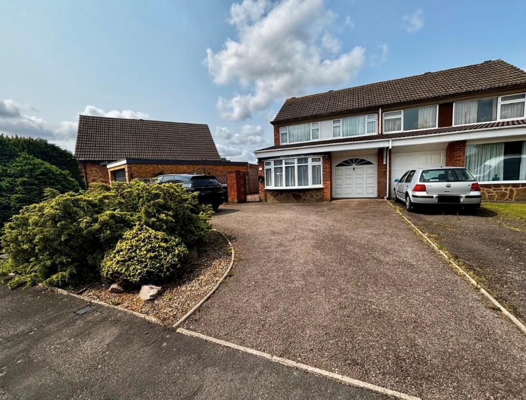 Main image of property: Ross Way, Nuneaton, Warwickshire, CV11