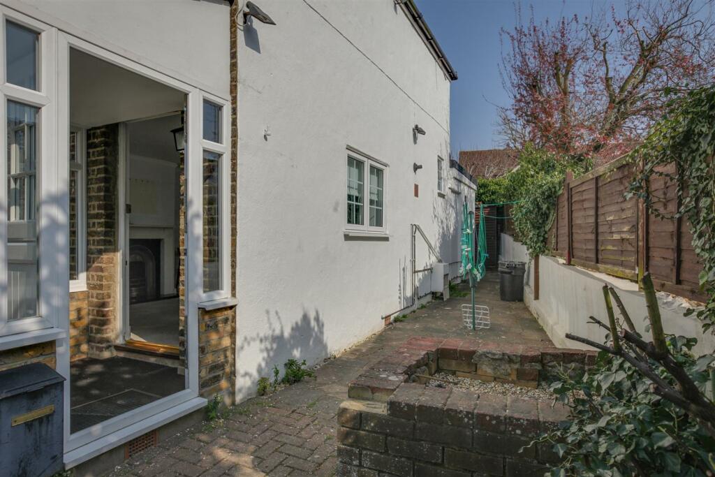 2 bedroom cottage for rent in Dunmow Road, Stortford, CM23