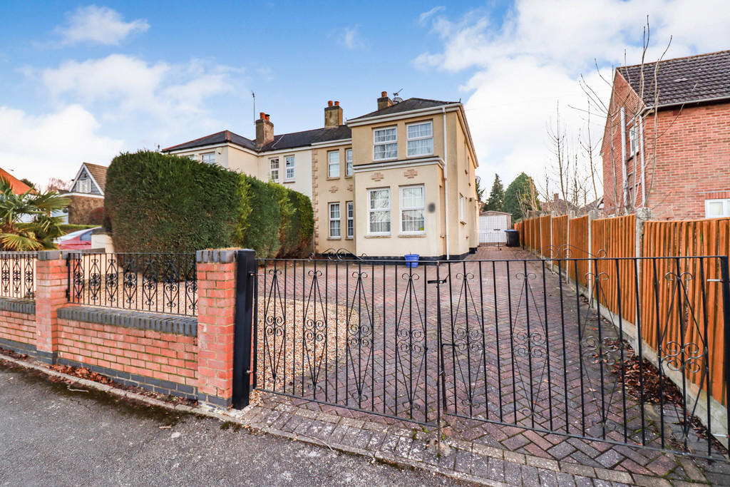 3 bedroom semidetached house for sale in Bilton Road, Rugby, CV22