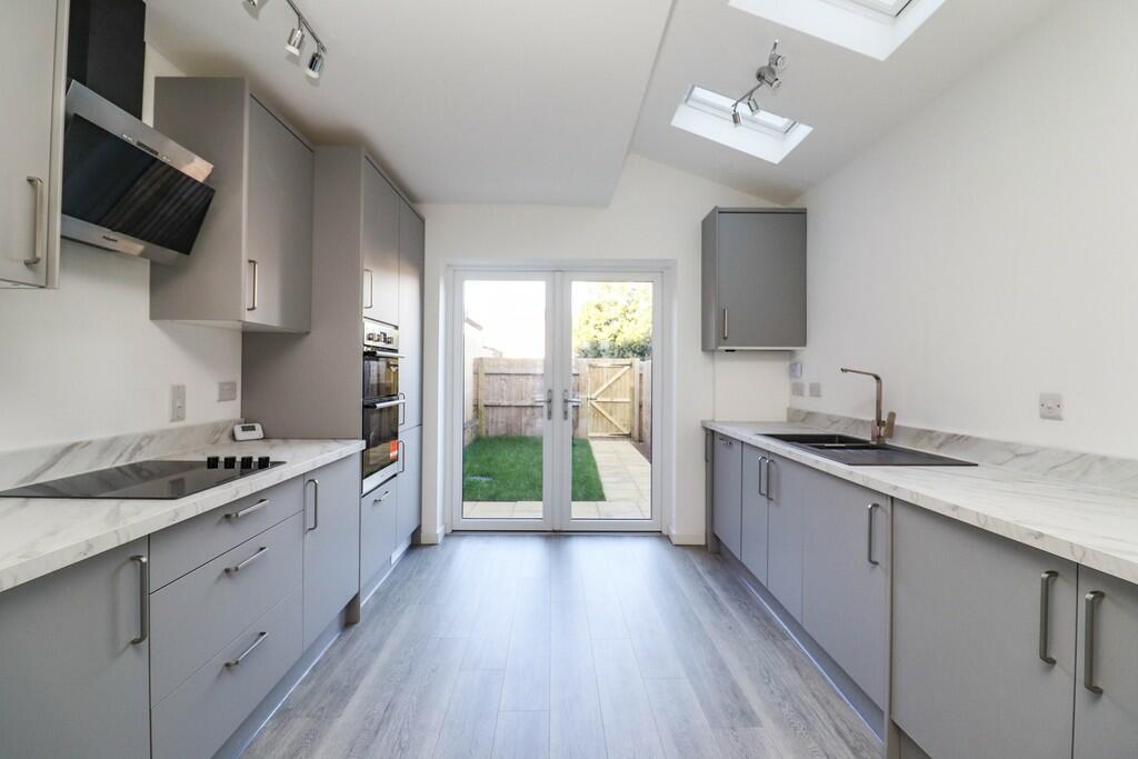 2 bedroom terraced house for sale in Claremont Road, Rugby, CV21