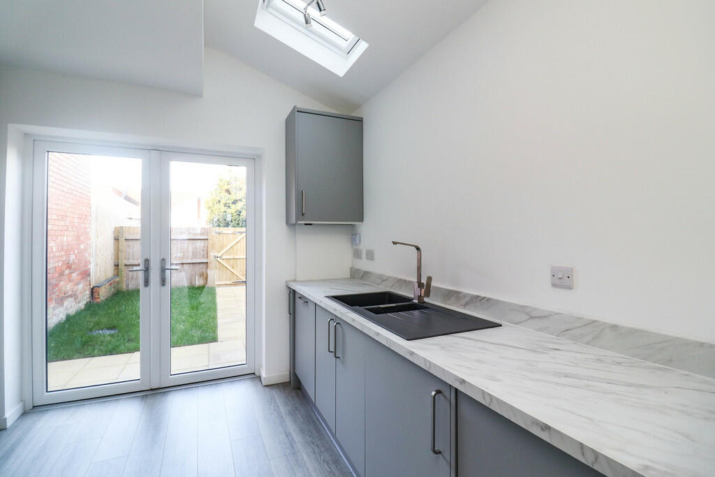 2 bedroom terraced house for sale in Claremont Road, Rugby, CV21