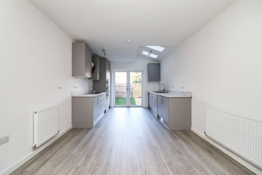 2 bedroom terraced house for sale in Claremont Road, Rugby, CV21