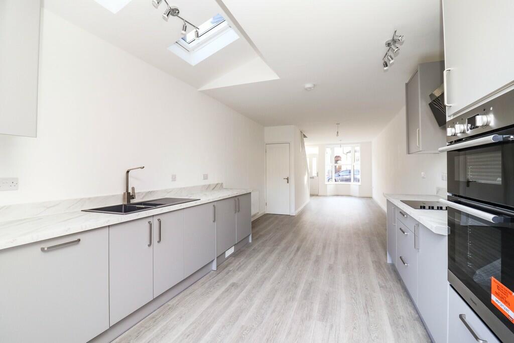 2 bedroom terraced house for sale in Claremont Road, Rugby, CV21
