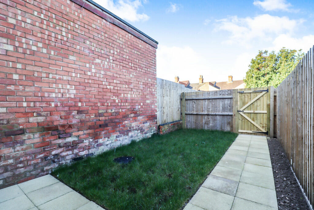 2 bedroom terraced house for sale in Claremont Road, Rugby, CV21