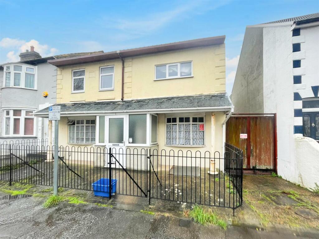 4 bedroom end of terrace house for sale in Copenhagen Road, Gillingham, ME7