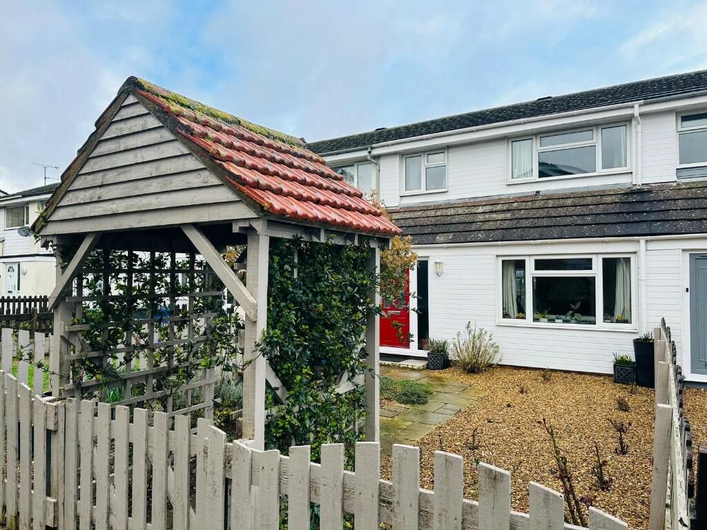 3 bedroom terraced house for sale in Glebe Road, DEANSHANGER MK19