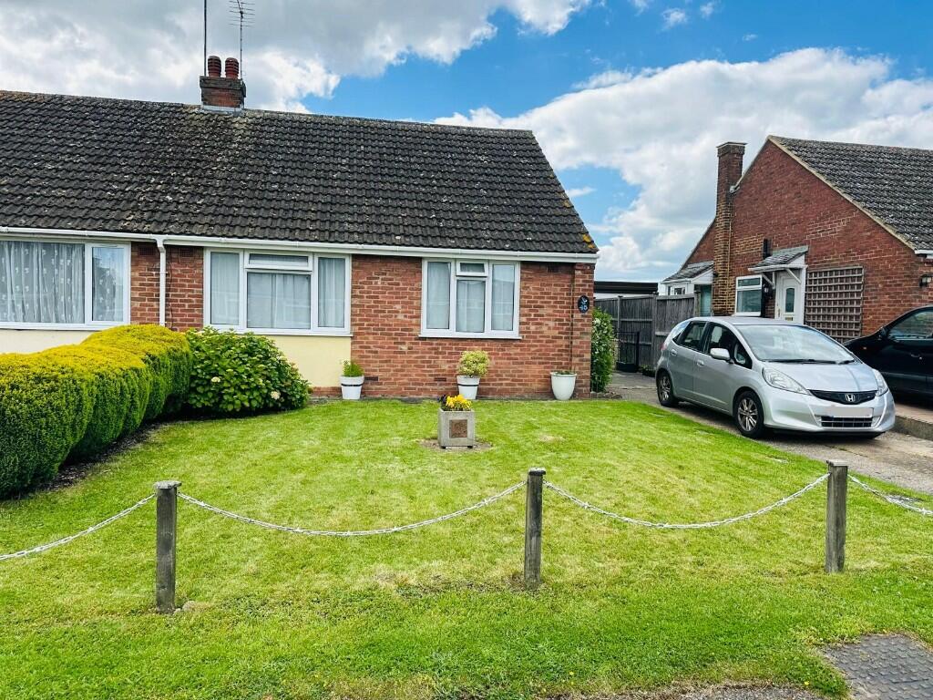 2 bedroom bungalow for sale in Westfield Avenue, DEANSHANGER MK19