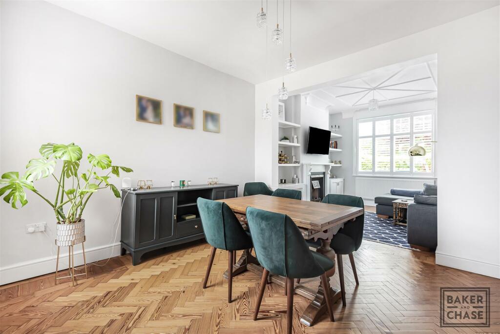 3 bedroom house for sale in Holtwhites Hill, Enfield, EN2