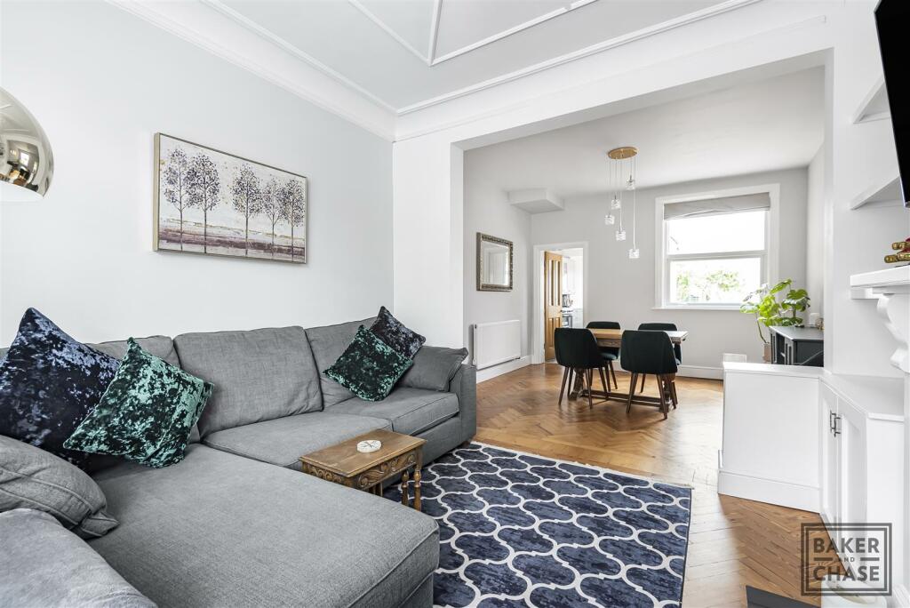 3 bedroom house for sale in Holtwhites Hill, Enfield, EN2
