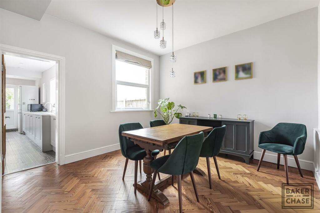 3 bedroom house for sale in Holtwhites Hill, Enfield, EN2