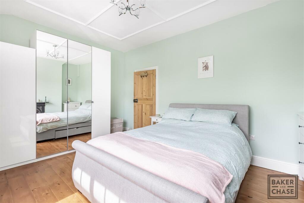 3 bedroom house for sale in Holtwhites Hill, Enfield, EN2