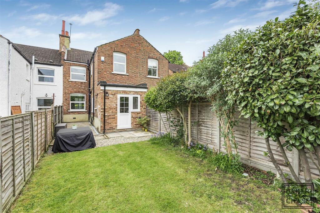 3 bedroom house for sale in Holtwhites Hill, Enfield, EN2