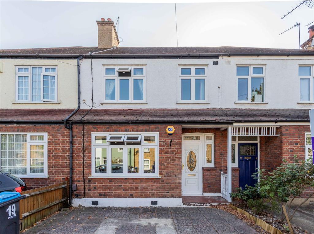 3 bedroom terraced house for sale in Halifax Road, Enfield, EN2
