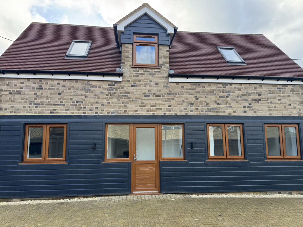 Main image of property: Three Horseshoes, 16 The Green, Oxford, Oxfordshire, OX44