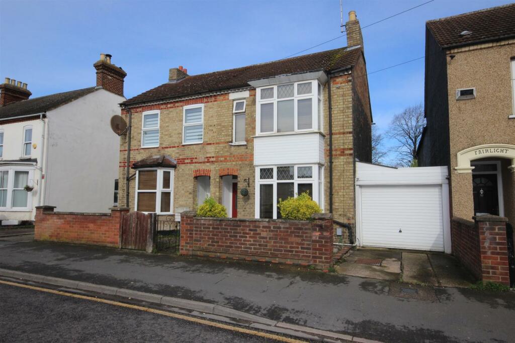 3 bedroom semidetached house for sale in Spring Road, Kempston