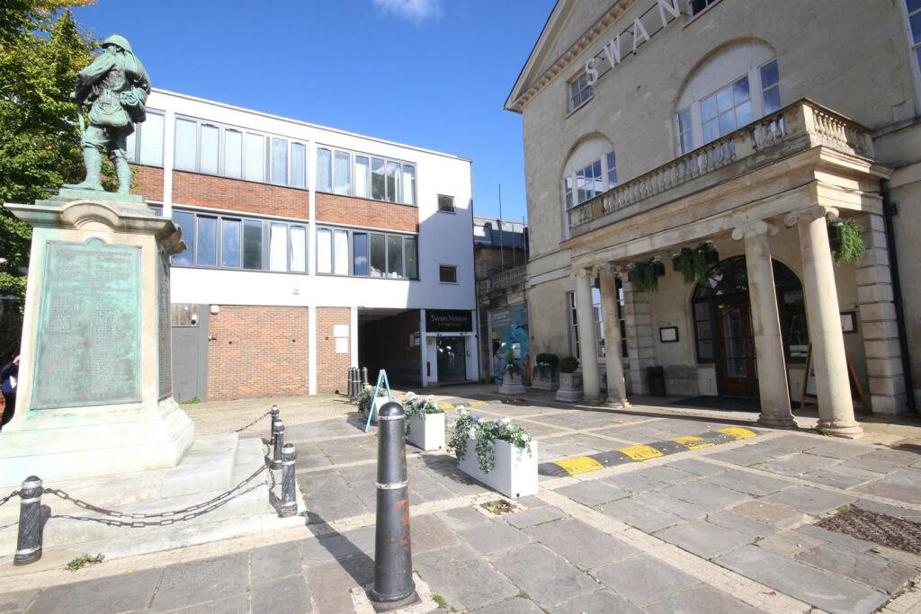 Main image of property: 3 High Street, Bedford