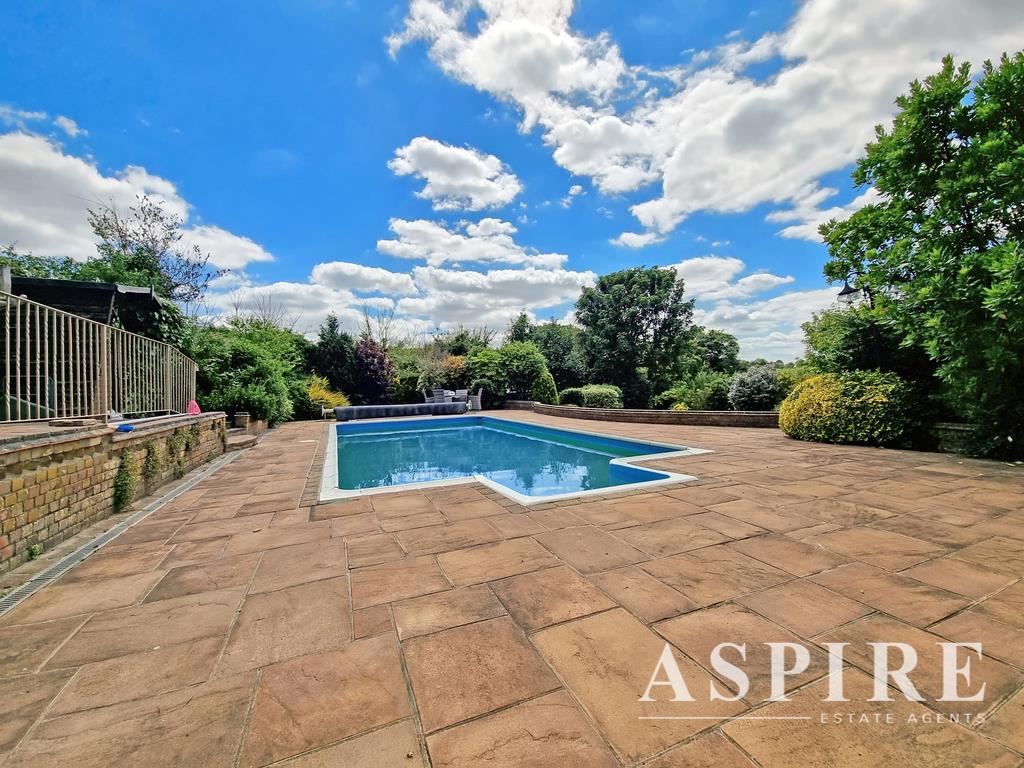 5 bedroom detached house for sale in Underhill Road, Benfleet, SS7