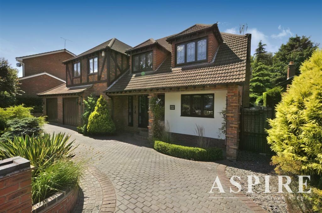 5 bedroom detached house for sale in Thundersley Grove, Benfleet, SS7