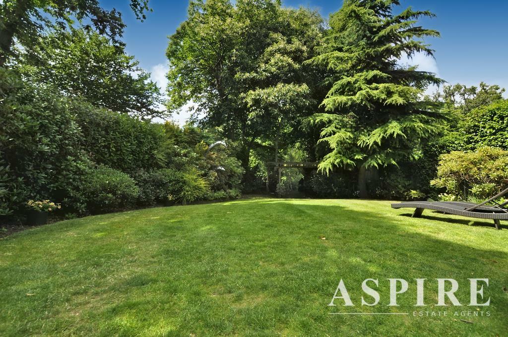 5 bedroom detached house for sale in Thundersley Grove, Benfleet, SS7